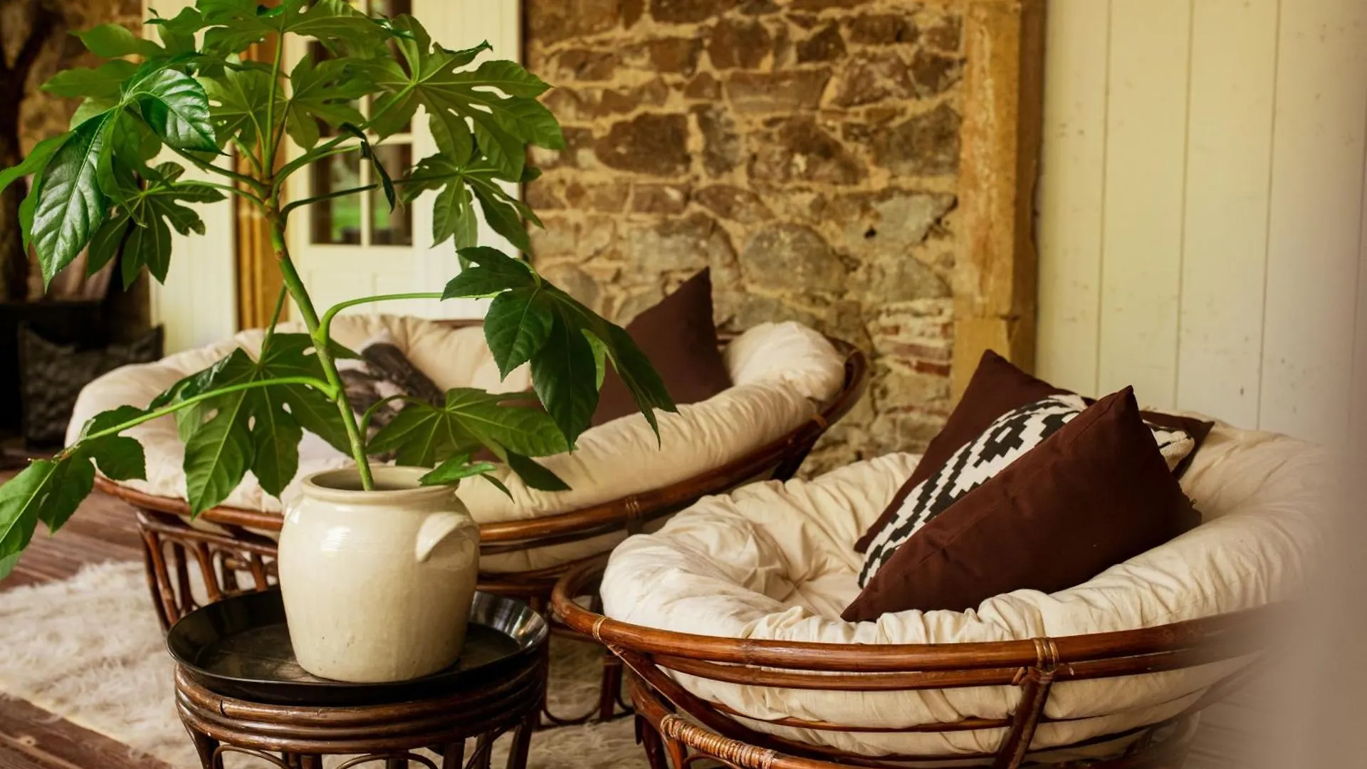 Chambre D'Hote De Charme Piscine Et Jacuzzi Privatisable, Manoir, 1H Lyon Lay Bed & Breakfast
