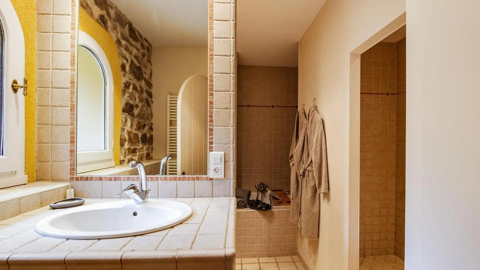 Chambre D'Hote De Charme Piscine Et Jacuzzi Privatisable, Manoir, 1H Lyon Lay Bed & Breakfast
