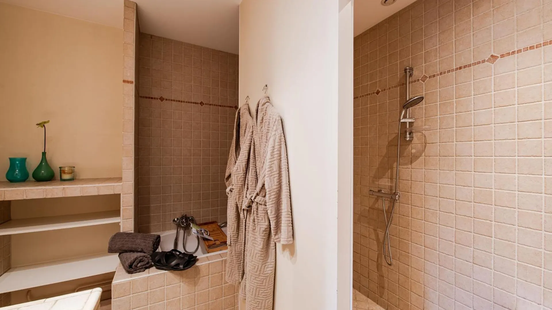 Chambre D'Hote De Charme Piscine Et Jacuzzi Privatisable, Manoir, 1H Lyon Lay 0*,
